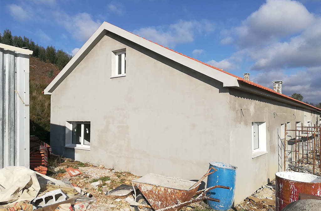 A casa da família Fernandes está quase pronta graças à ajuda de muitos